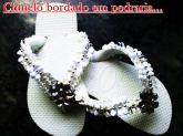 Chinelo bordado em pedraria