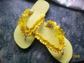 Chinelo bordado em pedraria