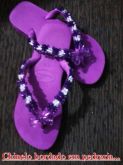 Chinelo bordado em pedraria