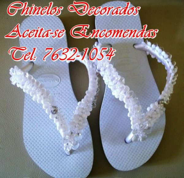 Chinelo bordado em pedraria