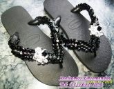 Chinelo bordado em pedraria