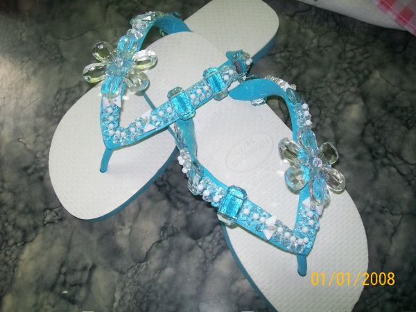 Chinelo bordado em pedraria