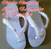 Chinelo bordado em pedraria