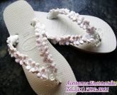Chinelo bordado em pedraria