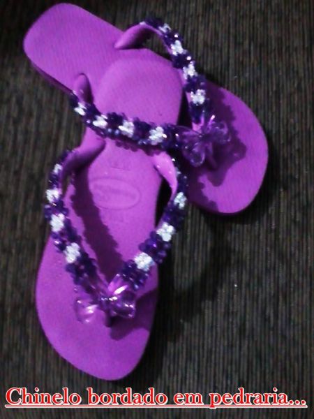 Chinelo bordado em pedraria