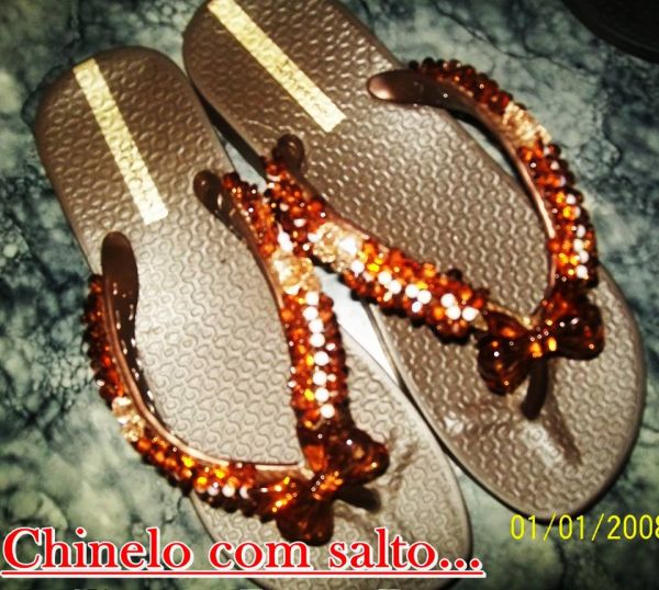 Chinelo bordado em pedraria