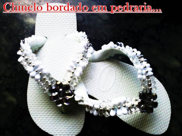 Chinelo bordado em pedraria