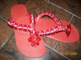 Chinelo bordado em pedraria