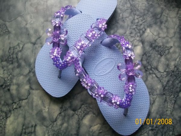 Chinelo bordado em pedraria