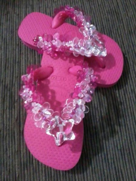 Chinelo bordado em pedraria